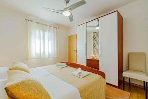 Un dormitorio con una cama con un espejo y una silla. en Apartment in Prizba - Insel Korcula 6404, en Prizba 41 fotos más