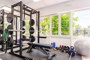 una habitación con gimnasio con cinta de correr en Apartment in Prizba - Insel Korcula 6404, en Prizba