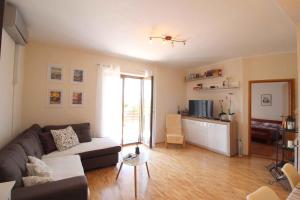 ein Wohnzimmer mit einem Sofa und einem Tisch in der Unterkunft Apartment in Novigrad/Istrien 9509 in Novigrad Istria