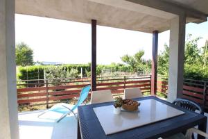 einen Tisch und Stühle auf einem Balkon mit Aussicht in der Unterkunft Apartment in Novigrad/Istrien 9509 in Novigrad Istria