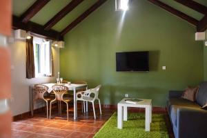 een woonkamer met een tafel en een groene muur bij Holiday home in Pucisca/Insel Brac 6050 in Pučišća