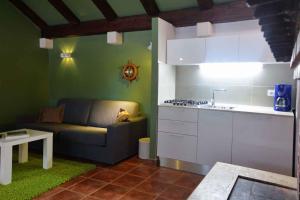 een woonkamer met een bank en een keuken bij Holiday home in Pucisca/Insel Brac 6050 in Pučišća