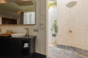 Ein Badezimmer in der Unterkunft Taman Mesari Luxury Villas-Seminyak