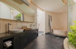 Ein Badezimmer in der Unterkunft Taman Mesari Luxury Villas-Seminyak