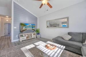 - un salon avec un canapé et une télévision dans l'établissement Brand New Home 3 Bed 25 bath, 4min walk to beach, à Myrtle Beach