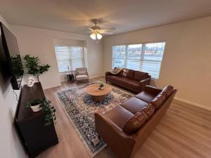 sala de estar con sofá y mesa en Renovated House for 14 in Wentzville MO, en Wentzville