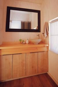 ein Bad mit einem Waschbecken und einem Spiegel in der Unterkunft Casa Las Golondrinas in Cobquecura