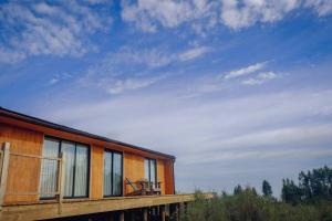 een gebouw met een terras met een stoel erop bij Casa Las Golondrinas in Cobquecura