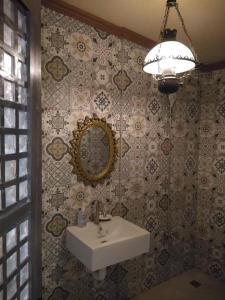 baño con lavabo y espejo en la pared en Shawn's Transient House at New Clark City en Calingcuan