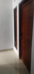 una stanza vuota con una porta e un corridoio di Nyitdah Home Tabanan a Tanah Lot