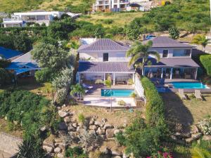 uma vista aérea de uma casa com piscina em Little Paradise 1, 3 bedrooms, private pool, Cul de Sac Bay view em Cul de Sac