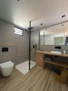 Ένα μπάνιο στο Bella Vista 2 bedroom - Orient Bay