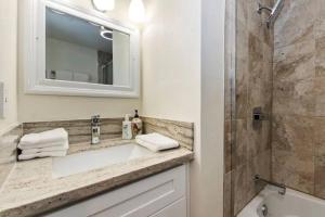 Bilik mandi di Modern Moab: Near Boulder Bay + Spa + Large Yard +12 gambar