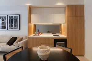 een keuken en een woonkamer met een tafel en een bank bij City Living at it's Finest on Clarence in Sydney