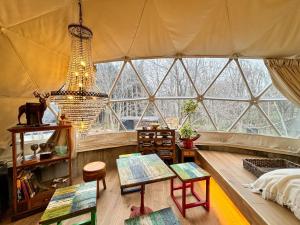 Furusanにあるvilla福座のテント内の大きな窓付きの客室です。