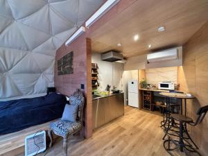 Zimmer mit einem Bett und einer Küche. in der Unterkunft villa福座 in Furusan