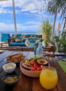 博卡斯德爾托羅的住宿－RIVA B&B，一张桌子,上面放着一盘食物和一杯橙汁