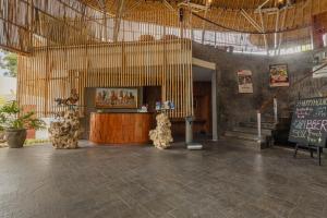 ein großer Raum mit einem Tisch und einem Schild darin in der Unterkunft Taman Mesari Luxury Villas-Seminyak in Seminyak + 37 Fotos