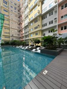 une piscine en face d'un grand immeuble dans l'établissement JAZ Stays Bacolod, à Bacolod