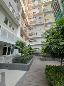 un complejo de apartamentos con una pasarela frente a un edificio en JAZ Stays Bacolod en Bacolod