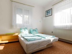 シオーフォクにあるApartment in Siofok/Balaton 19792のベッドルーム1室(青い枕のベッド1台付)
