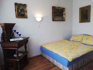 シオーフォクにあるApartment in Siofok/Balaton 20041のベッドルーム1室(ベッド1台、テーブル、壁に絵画付)