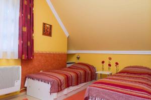 バラトンマーリアフュルドゥーにあるHoliday home in Balatonmariafürdo 19536の黄色い壁の客室内のベッド2台