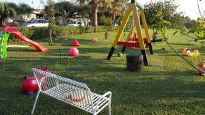 Ein Park mit einem Haufen Spielgeräte im Gras in der Unterkunft Apartments Capo Vaticano/Kalabrien 21016 in Ricadi