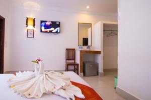 a room with a bed with a swan on it at Blossoming Romduol Boutique in Siem Reap