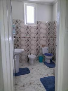 La salle de bains est pourvue de 2 toilettes, d'un lavabo et d'une fenêtre. dans l'établissement Villa Pierrette Casablanca, à Casablanca