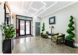 un vestíbulo con sillas y una planta en un edificio en Stylish Flat in Centre Hassle Free Peaceful, en Maidenhead