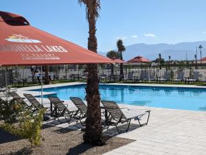 Bazén v ubytování Coachella Lakes RV Resort nebo v jeho okolí