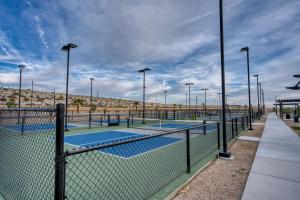 Tenis a/nebo squash v ubytování Coachella Lakes RV Resort nebo okolí