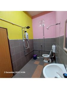 ein Bad mit einer Dusche, einem WC und einem Waschbecken in der Unterkunft HOMESTAY Kg TOKKU KOTA JEMBAL in Kota Bharu
