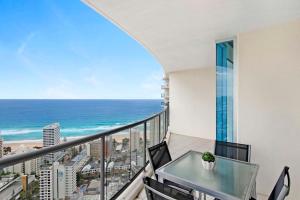 balcón con mesa y vistas al océano en Ocean Views! 3 Bedrooms plus 2 Bathrooms - Chevron Renaissance - Wow Stay, en Gold Coast