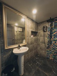 bagno con lavandino, specchio e doccia di Gustavia House and Mountain a Ban Nong Rang Chang
