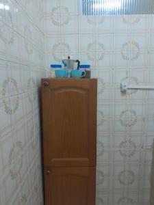 a cabinet with bowls on top of it in a bathroom at Aconchegante Lapa in Rio de Janeiro