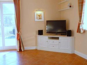 ein Wohnzimmer mit einem Flachbild-TV und Lautsprechern in der Unterkunft  Mare Frisicum 2 in Sankt Peter-Ording