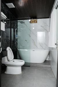 Bathroom sa Minh Dung Hotel
