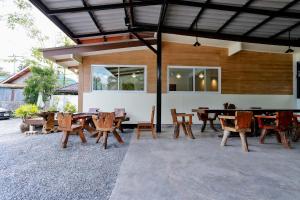 - un ensemble de tables et de chaises sur une terrasse dans l'établissement Aonang Privacy Resort, à Ao Nang Beach