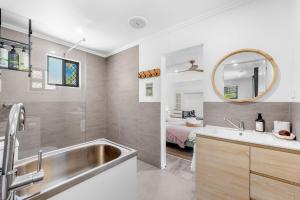 Gallery image of Little Sunshine - Private acreage Guest Home in Hervey Bay +16 photos