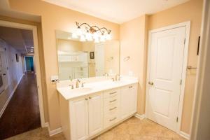 Ένα μπάνιο στο Charming Apartment on Oak +5 φωτογραφίες