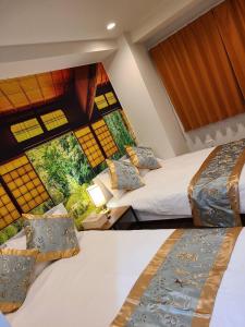 2 camas en una habitación con ventana grande en 302号Ｎ＋ホテル, en Tokio
