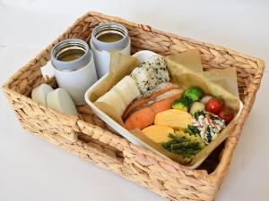 um cesto de comida com duas bebidas e itens alimentares em Solasuna em Yukuhashi