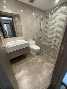 ein Bad mit einem WC, einer Dusche und einem Waschbecken in der Unterkunft Serviced apartment Luxury in Vinhomes Westpoint in Hanoi