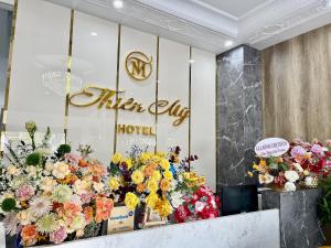 una floristería con una exposición de flores en Khách Sạn Thiên Mỹ, en Rạch Giá