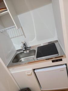 a small kitchen with a sink and a sink at 303号Ｎ＋ホテル in Tokyo