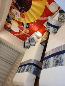 1 dormitorio con 2 camas y un mural en la pared en 303号Ｎ＋ホテル, en Tokio