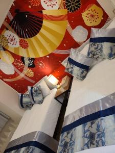 1 dormitorio con 1 cama con una pared colorida en 303号Ｎ＋ホテル, en Tokio
