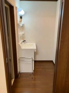 Baño pequeño con lavabo y espejo en MONJUNO FUKUCHI en Kamikishida